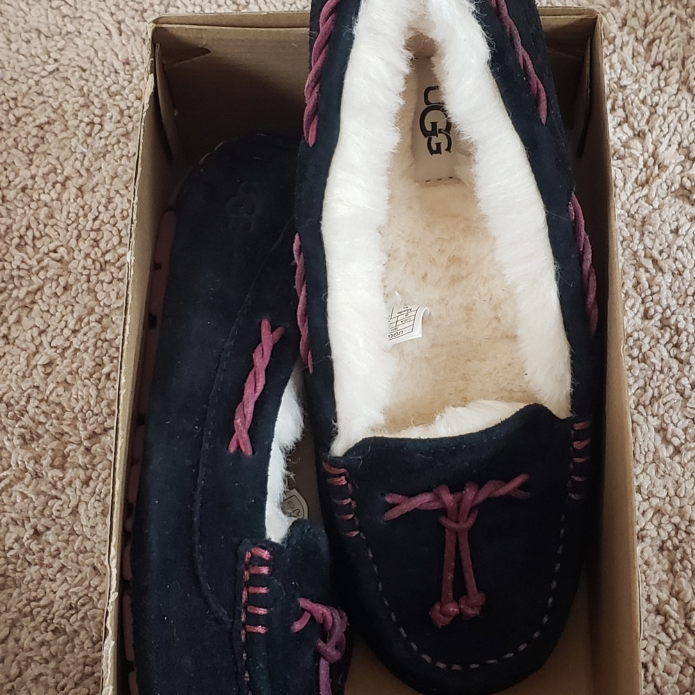 UGG size 6 Brett Slipper black and purple
